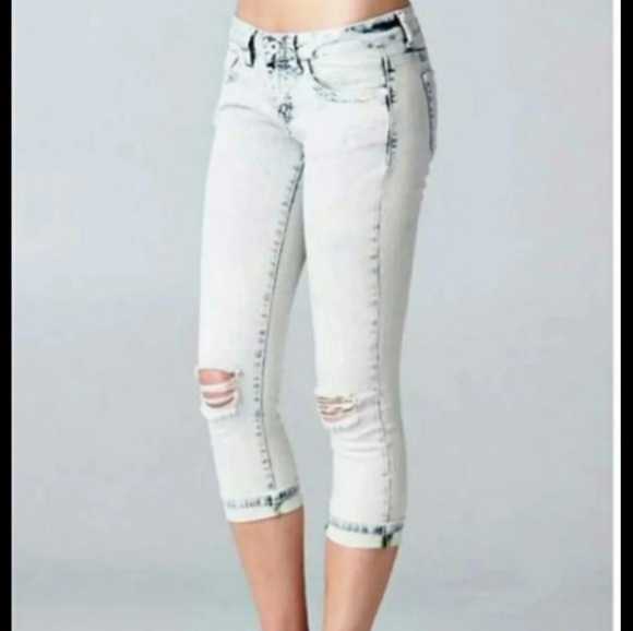 💟 Distressed skinny capris.. - Picture 2 of 3